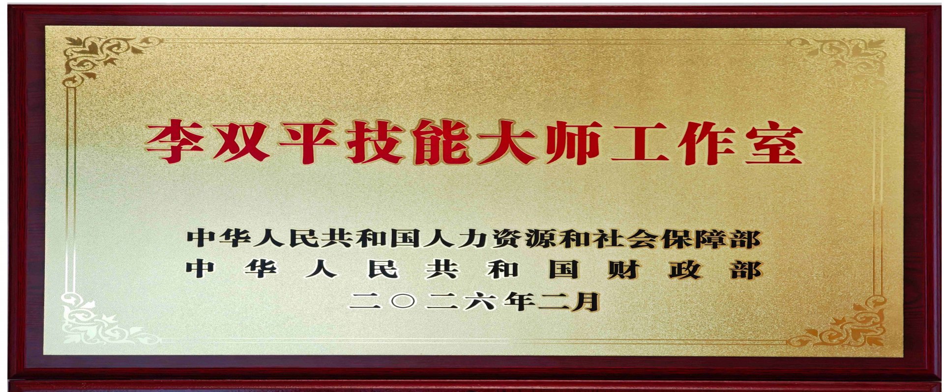 同时通过摄影艺术发掘校园之美